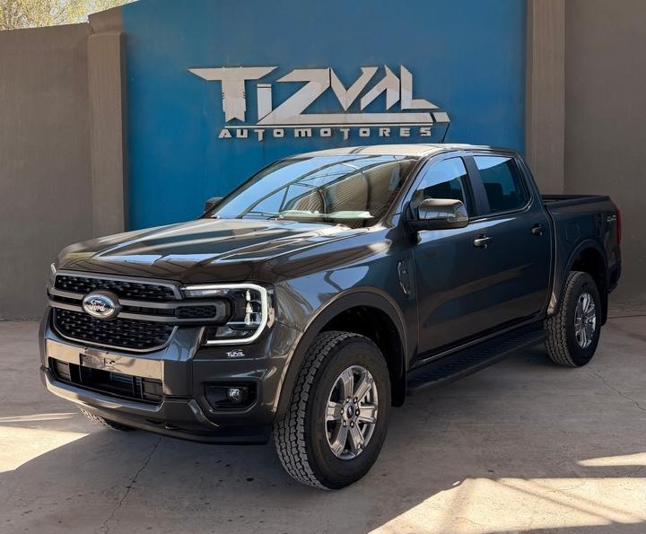 Camioneta Ford frente al logo de Tizval Automotores